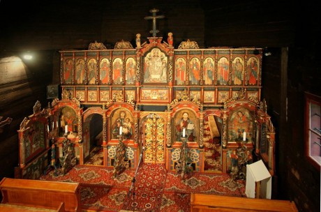 Vnutro drev. kostol Ladomirova